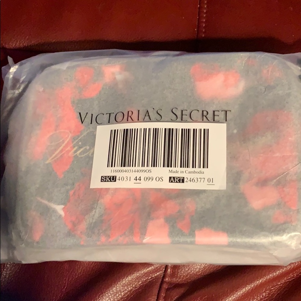 VICTORIA’S SECRET BOLD FLORAL CROSSBODY 2019 XMAS - Picture 4 of 5